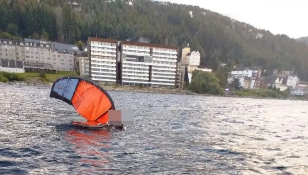 Según se informó, el tripulante no lograba regresar por sus propios medios / Foto Económicas Bariloche 