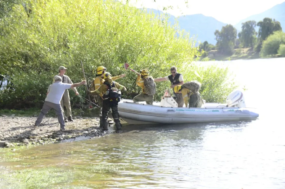 El operativo para combatir los incendios en el Parque Nacional Los Alerces continúa este fin de semana.