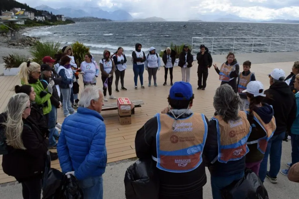 Durante la actividad se distribuyeron bolsas y elementos de trabajo, se organizaron grupos por sectores.