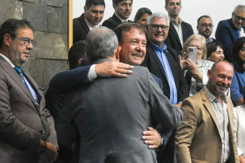 El abrazo del inicio con el vicegobernador Pesatti. Foto: Vanesa Schwemmler para NoticiasNet.