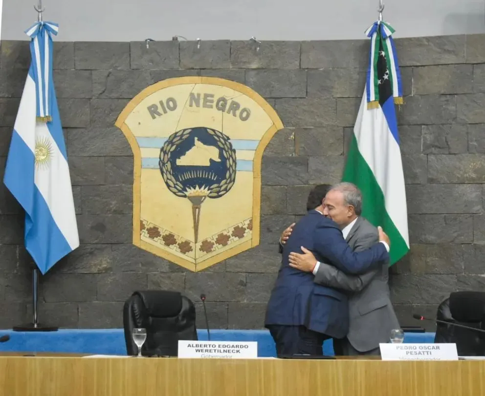 Weretilneck y Pesatti se fundieron en un abrazo, también al cierre del discurso inaugural. Fotos: Vanesa Schwemmler para NoticiasNet.