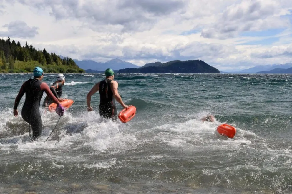 El clima no fue impedimento para disfrutar del lago. Foto Municipalidad de Bariloche.