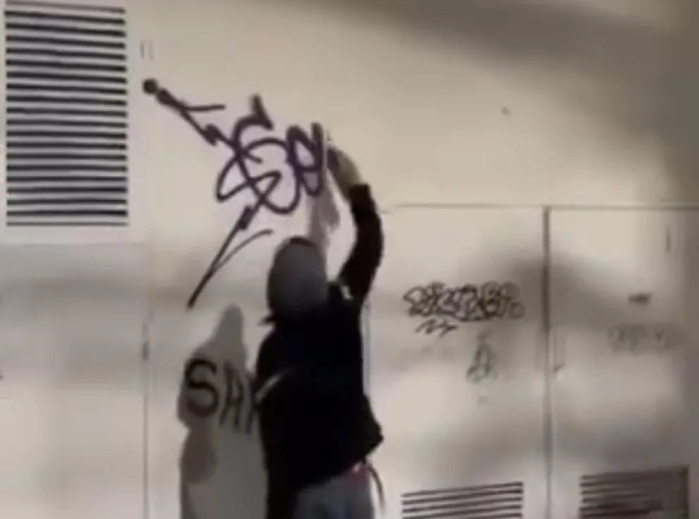 El frente del edificio había sido reacondicionado recientemente.