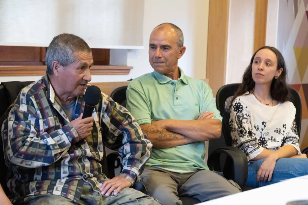 Walterín, Linquiman y Elena durante la presentación en el Concejo Municipal. Foto: Facundo Pardo.