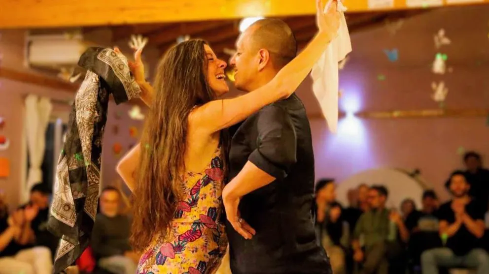 Marianela Szmulewicz y compañero bailarín. Ella tendrá a su cargo el taller de danzas folklóricas en Dina Huapi.