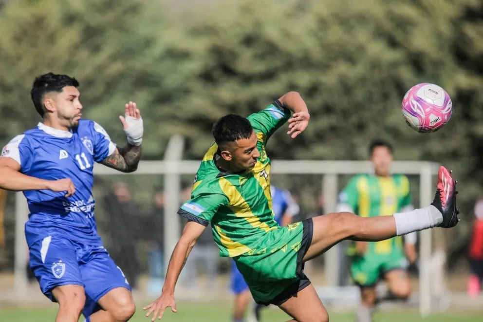 Gran partido entre Arco Iris y Dina Huapi. 