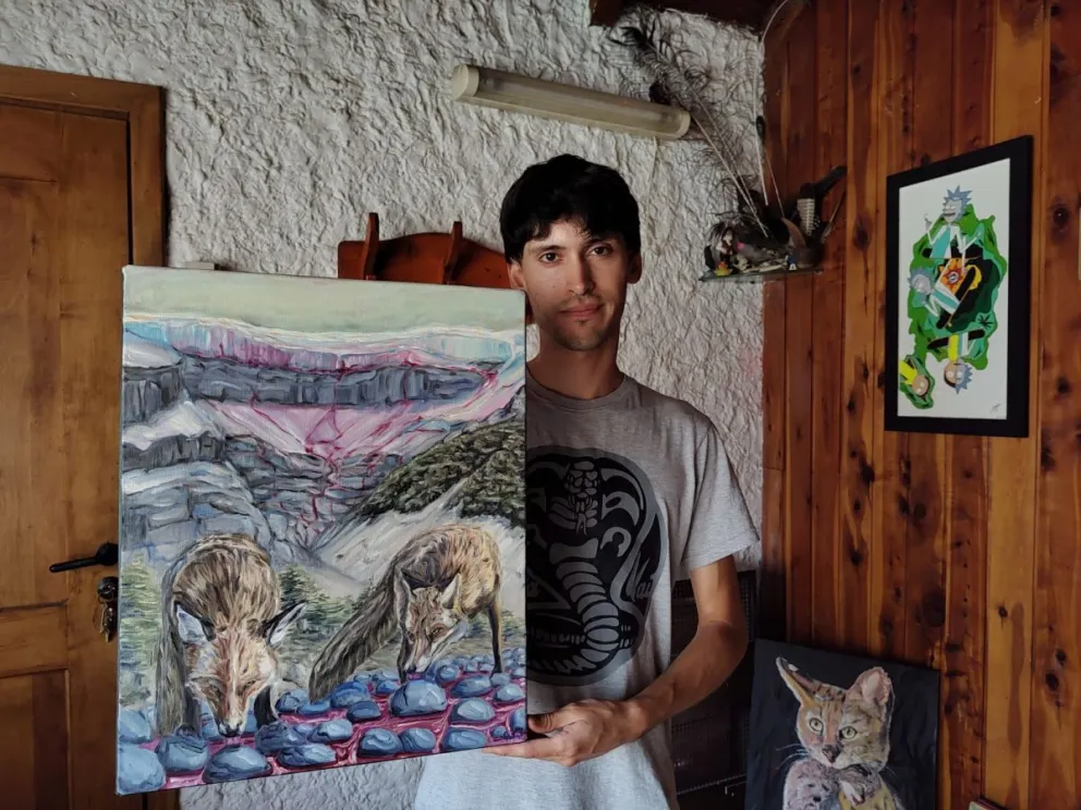 Marco y una de sus obras (imágenes gentileza).