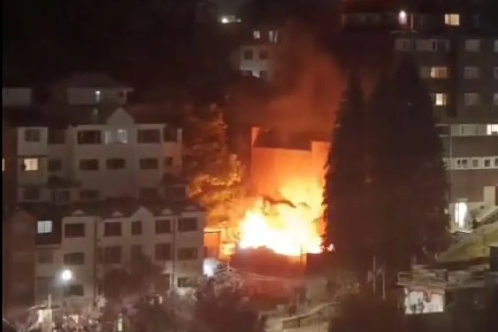 Enorme incendio de pastizales en pleno microcentro de Bariloche.