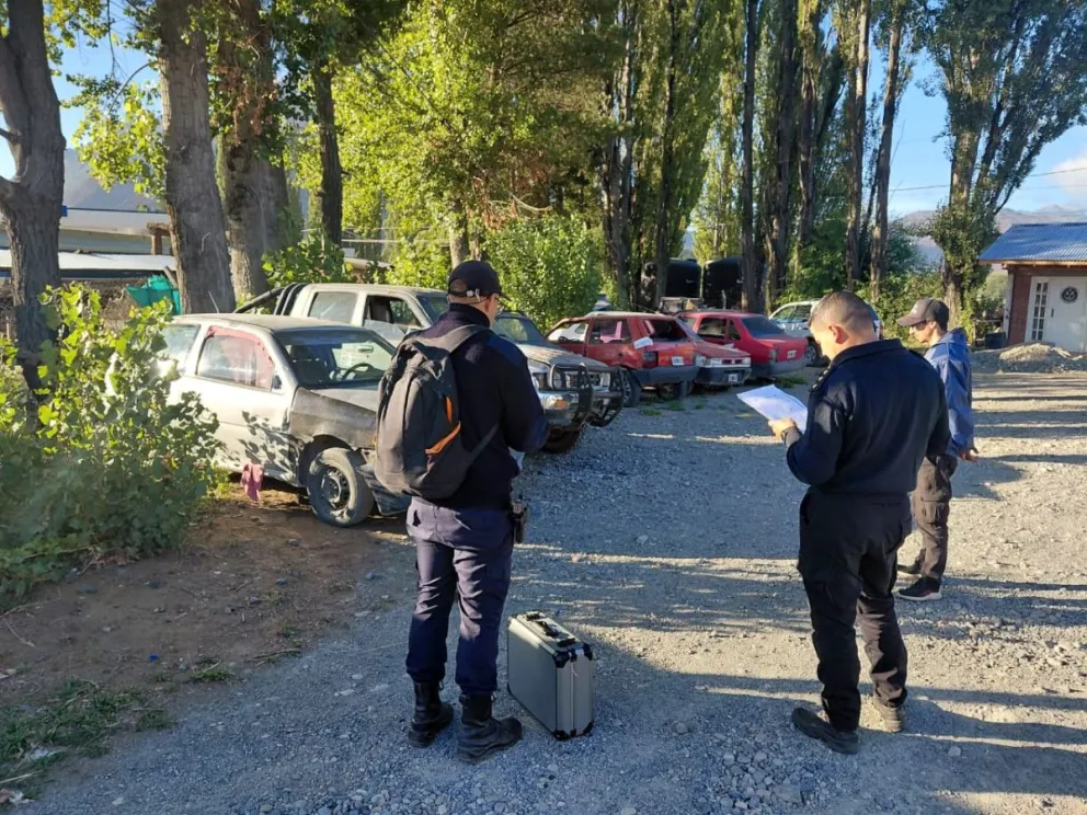 La pareja, robó elementos de una camioneta estacionada en el P.N. Lago Puelo, pero el hecho fue detectado por las cámaras.