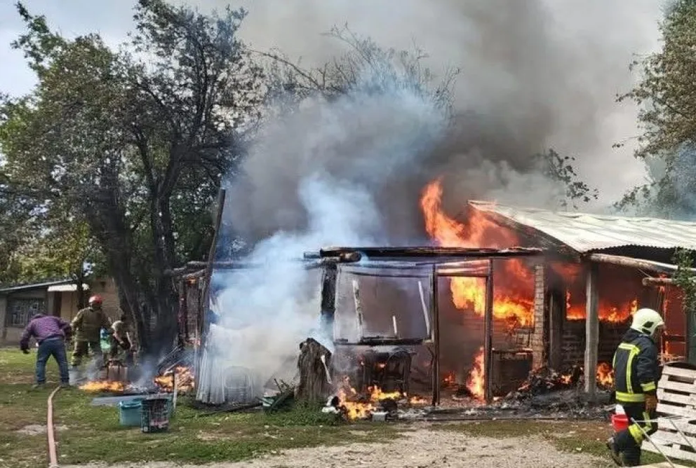 En el operativo también participaron efectivos policiales, personal de salud y el área de Abastecimiento de la Municipalidad de El Hoyo / Foto Noticias del Bolsón