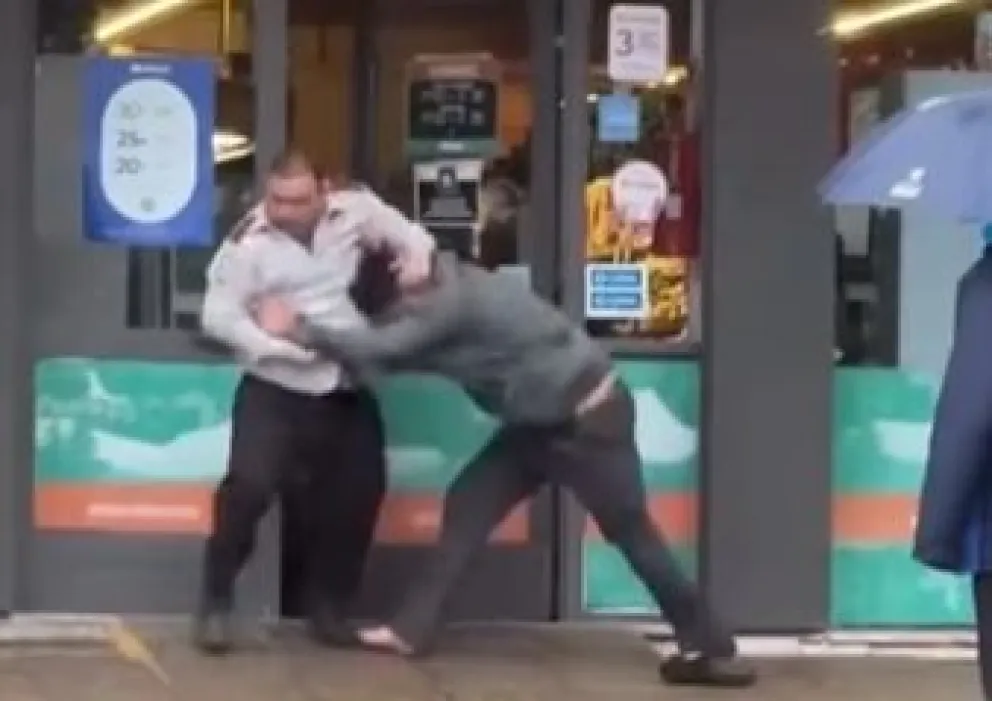 A las piñas en el ingreso a un supermercado del centro de Bariloche