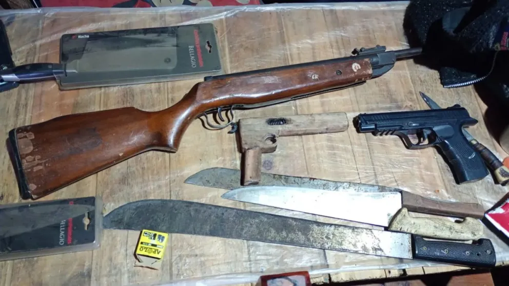 En el marco de un allanamiento, secuestraron armas y detuvieron a un hombre en un taller del barrio Virgen Misionera