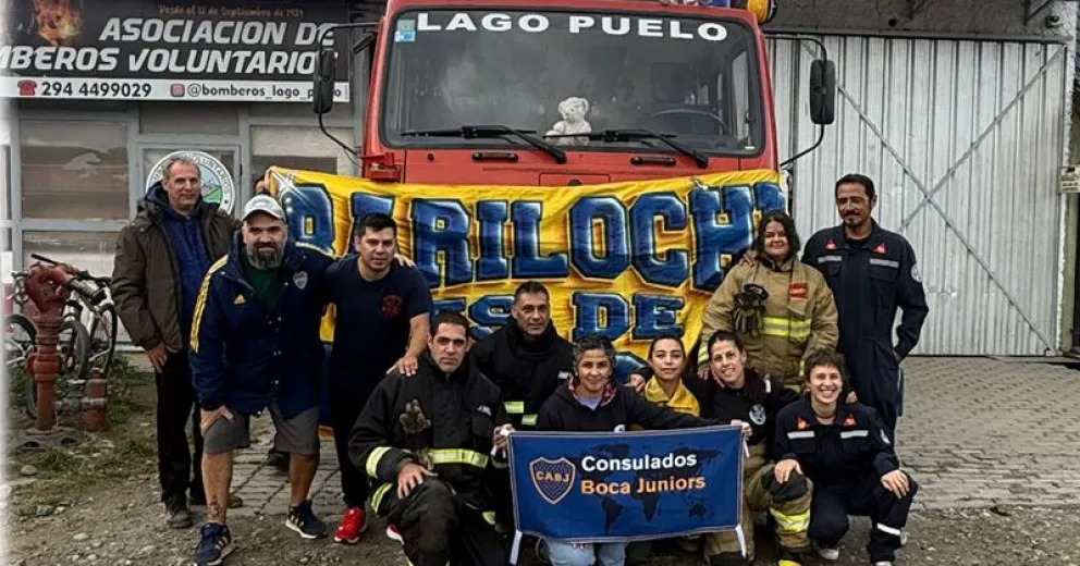 Momento en que visitaron el cuartel para entregar lo comprado con el dinero recaudado.