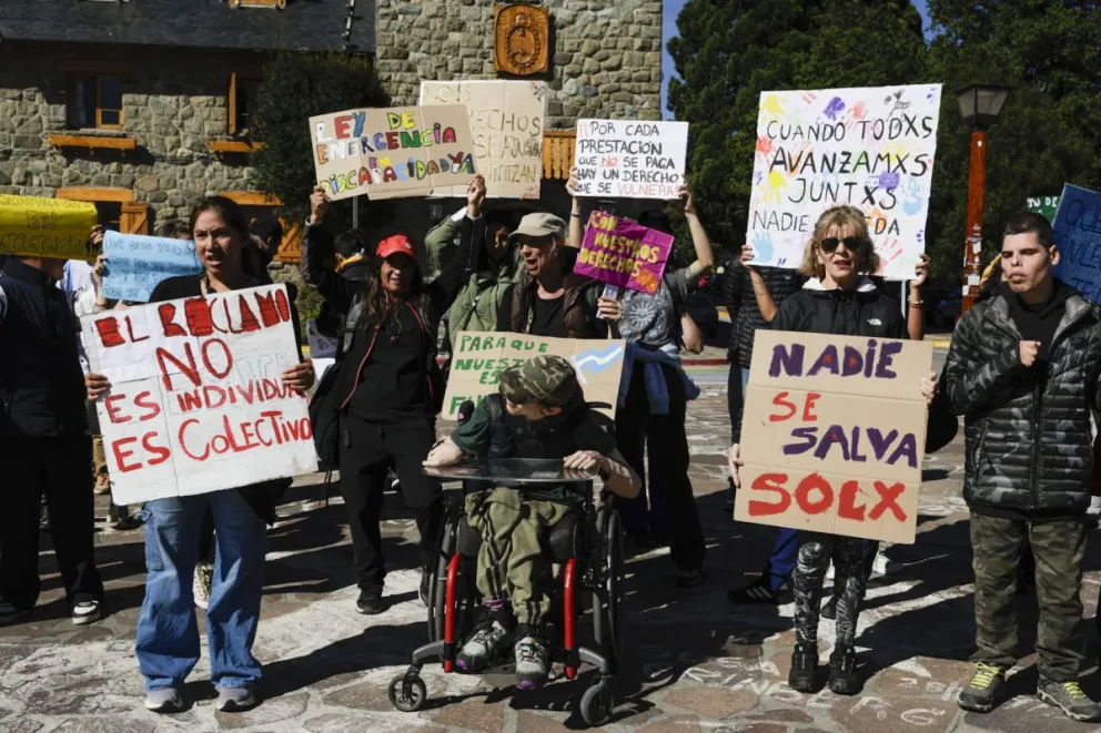 Familias e instituciones prestadoras de servicios para personas con discapacidad denuncian crisis y cuatro meses sin cobro. Fotos: Eugenia Neme.