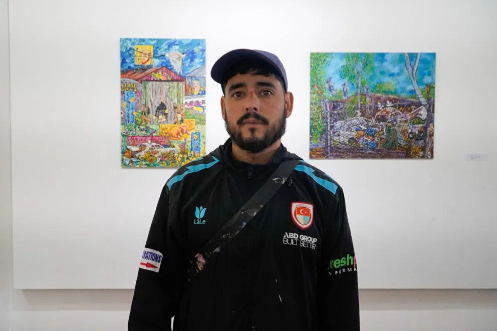 En primer plano, el artista; detrás, sus obras (fotos: Facundo Pardo).