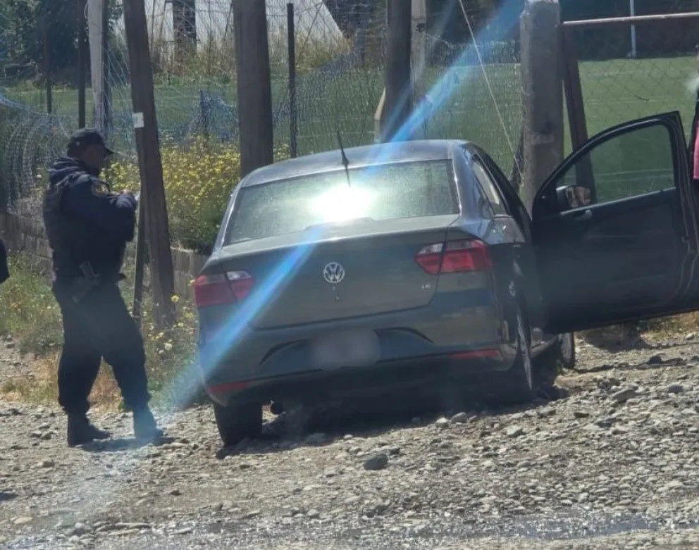 El auto se desvió hacia la banquina y terminó colisionando contra un poste del tendido eléctrico.