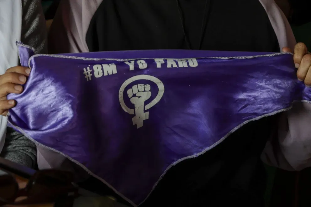 Un 8M marcado por el contexto nacional. Foto Eugenia Neme.