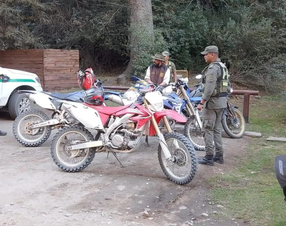 Cuatro motociclistas multados por circular a todo motor en un área sensible del Parque Nacional Nahuel Huapi. 