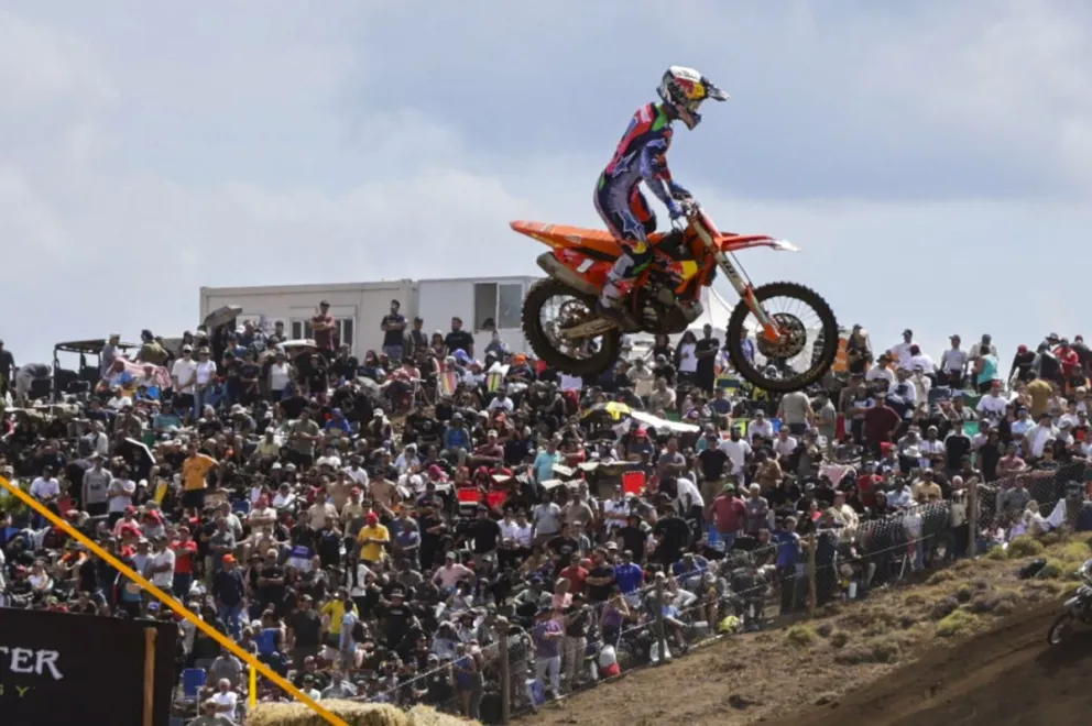 Con miles de personas en el circuito nuevo, arrancó el Mundial de Motocross en Bariloche. Fotos: Eugenia Neme