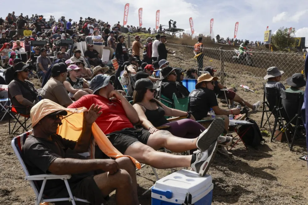 La gente disfruta una jornada histórica para Bariloche. Foto: Eugenia Neme