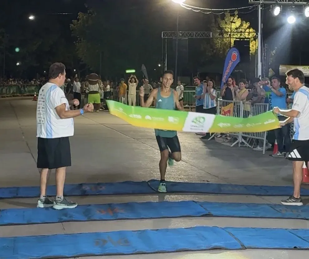 Cipolletti fue la capital nacional del running por una noche. Fotos: Cipo360.