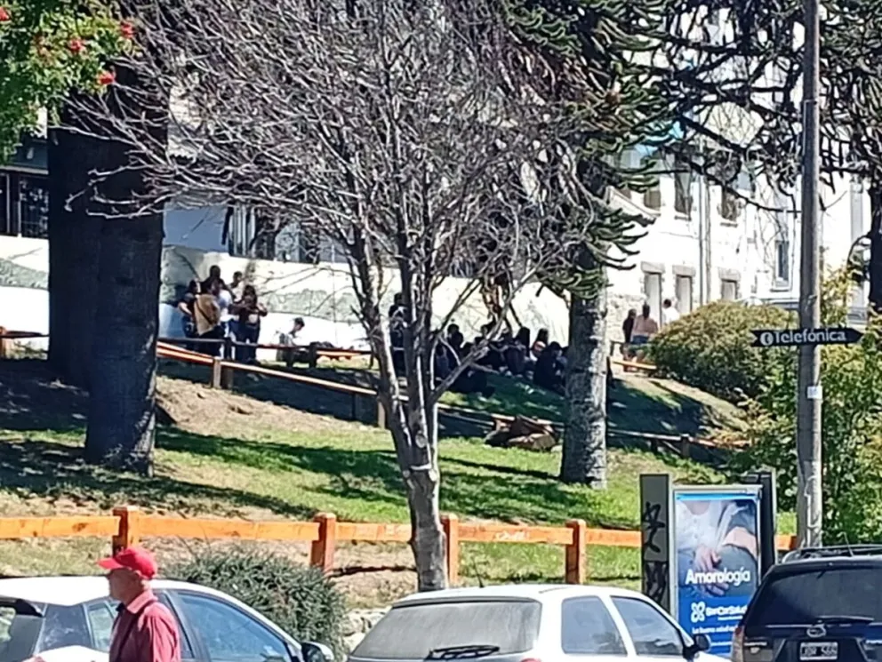 Familiares de la víctima a la espera de representantes del Ministerio Público Fiscal.