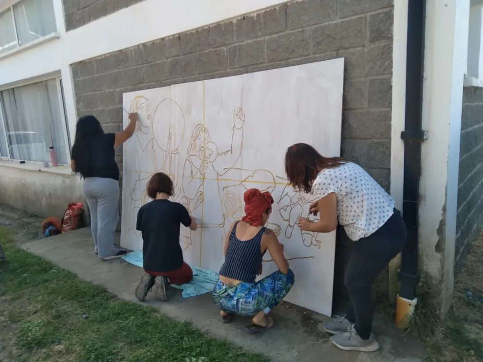 Mujeres reunidas para ponerle color a un mural que nació para concientizar sobre las problemáticas que atraviesan en la actualidad (imágenes gentileza).