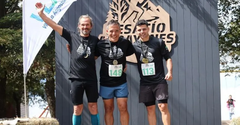 Dos representantes locales en el podio.