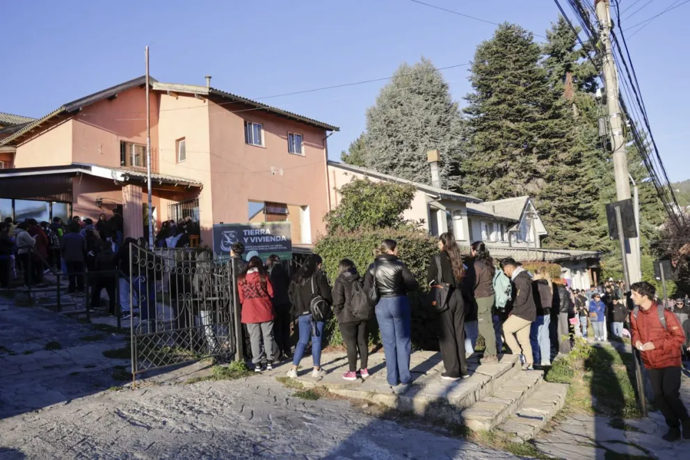 Gran convocatoria en la sede del Instituto Municipal de Tierra y Vivienda. Fotos Eugenia Neme.