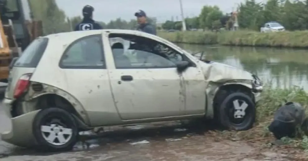 El vehículo fue retirado del Canal Principal de Riego tras el siniestro ocurrido esta mañana camino a Cervantes. Foto: gentileza