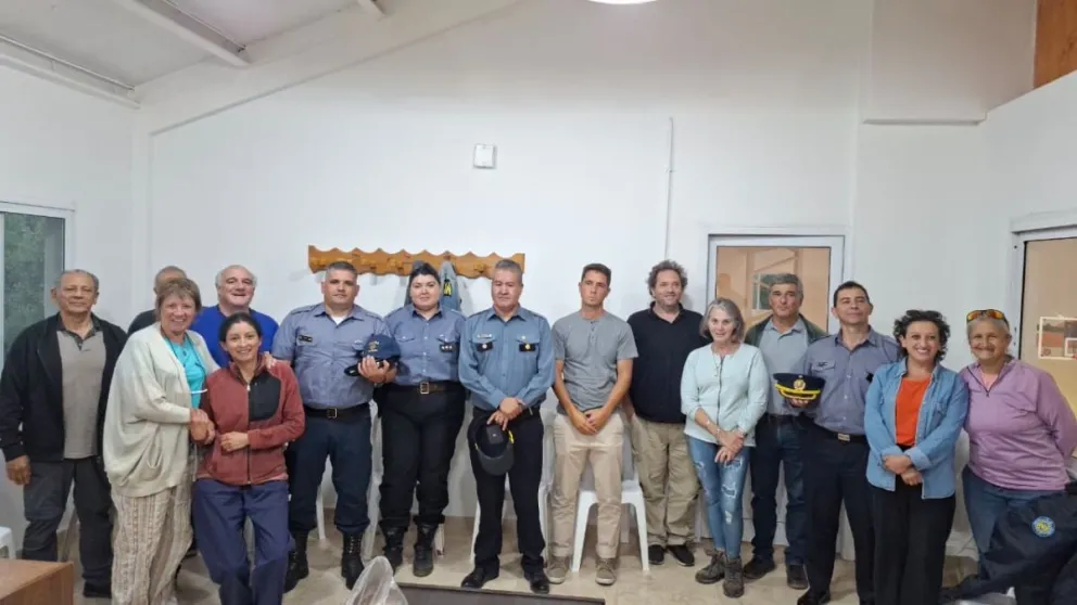 La reunión tuvo lugar en el gimnasio municipal N.º 5 y contó con la participación de las nuevas autoridades policiales y dirigentes vecinales .