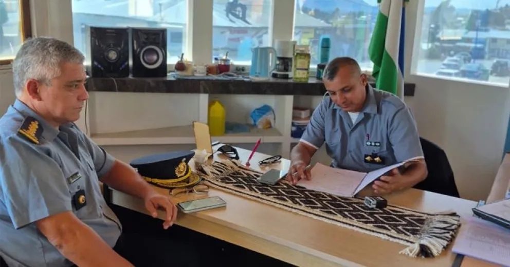 El Subjefe de la Policía de Río Negro, Comisario General Elio Daniel Tapia y el Comisario Leandro Crespo, titular de la Comisaría 28°.