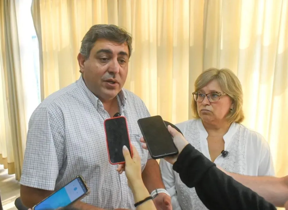 Ministro de Salud, Demetrio Thalasselis, junto a la referente del Departamento de Inmunizaciones, Marcela González