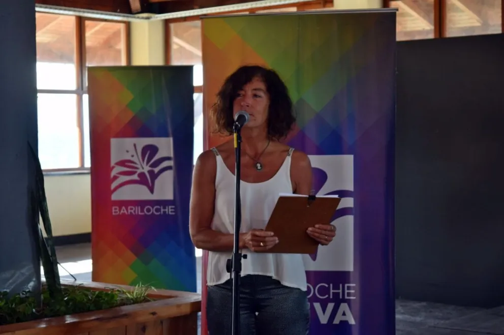 Alejandra, durante su etapa como funcionaria (imágenes gentileza).