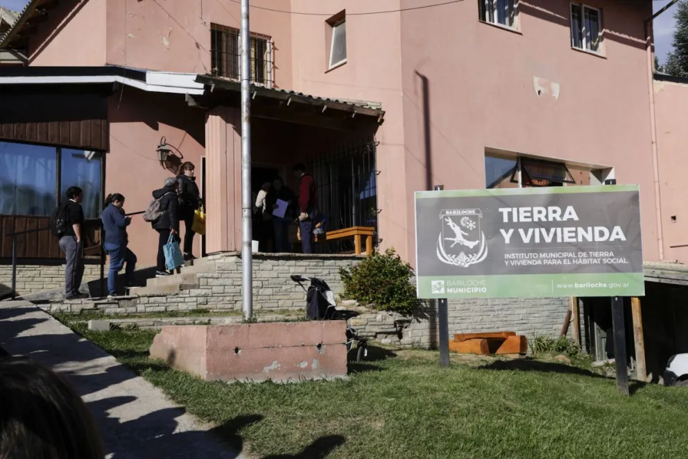 Los interesados deben presentarse antes de la fecha límite en la sede del IMTVHS. Foto archivo.