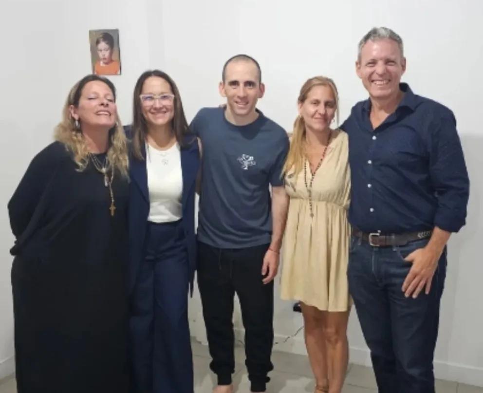 Nahuel Gallo y su pareja, María Alexandra Gómez, junto a familiares de Germán Giuliani.
