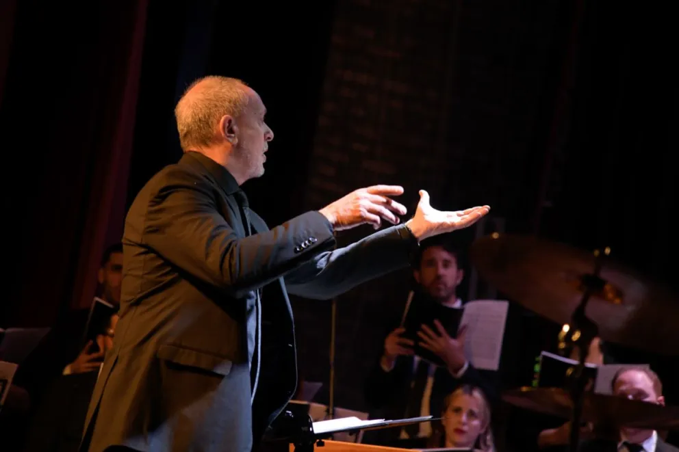 El Coro Nacional de Música Argentina y su director.