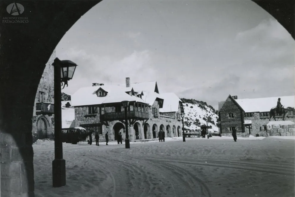 Nevaba el 28 de julio de 1970, pero los vecinos no se congregaron para jugar con la nieve. Archivo Visual Patagónico.