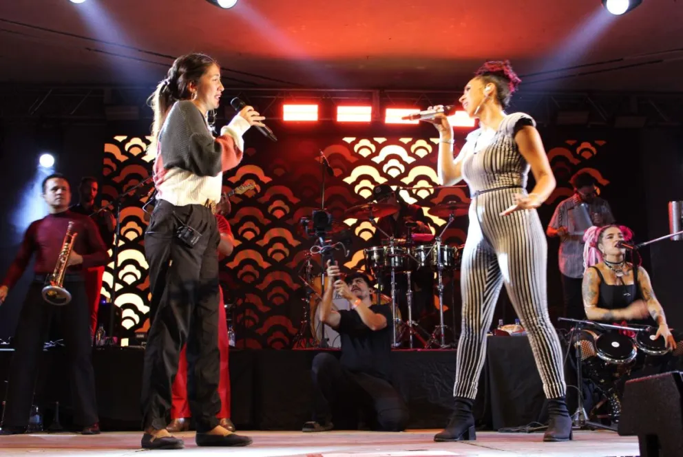 Un momento clave del show de La Delio Valdez en Bariloche: Sele Vera se une a Ivonne Guzmán para un dúo que sorprendió a todos (fotos gentileza de Noelia López).