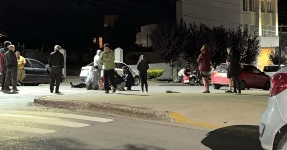 Siniestro vial en la noche del domingo dejo un motociclista herido. 