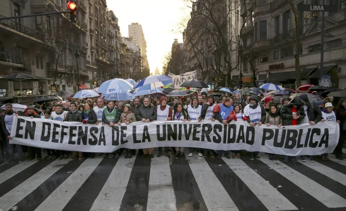 Los docentes universitarios de todo el país están de paro en reclamo de ...