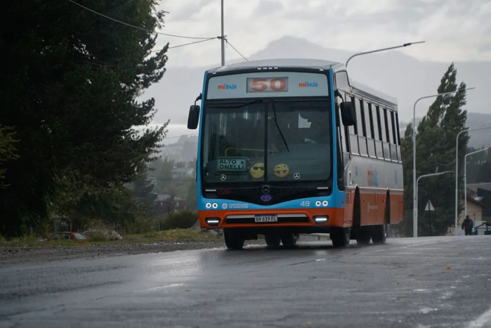 Atención a los usuarios de las líneas de colectivos de la ciudad. Foto Euge Neme 