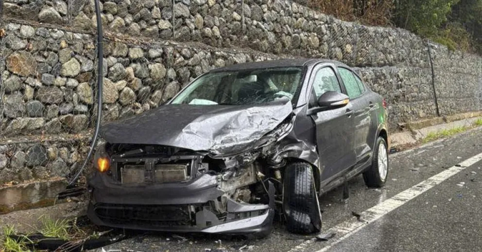 Estado de uno de los vehículos involucrados. Fotografías de Bpmberos de Villa La Angostura.