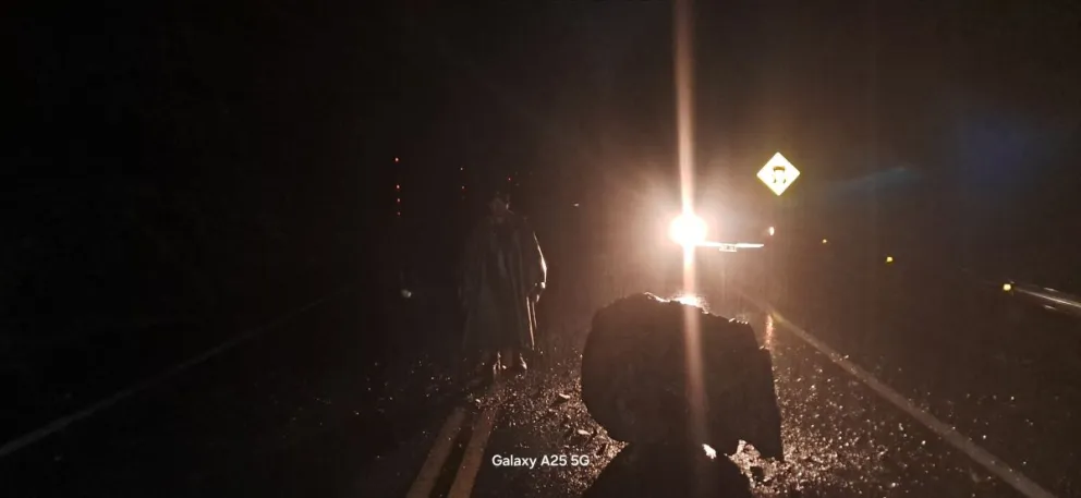 Una enorme piedra obstaculizó el tránsito en la Ruta de acceso al complejo fronterizo Cardenal Samoré. 