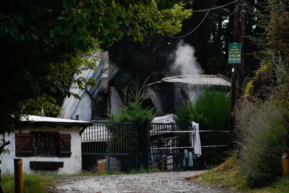 Enorme incendio estructural en el oeste de Bariloche. Fotos: Facundo Pardo. 