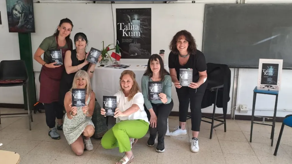 Multitudinaria presentación en la Feria del Libro de la UNCo.