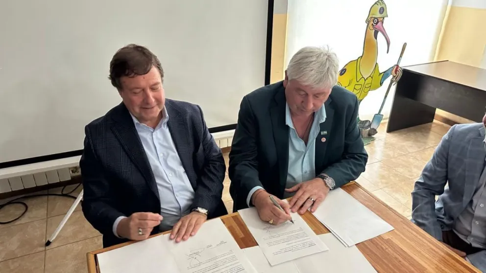 Alberto Weretilneck y Walter Cortés en la firma del convenio