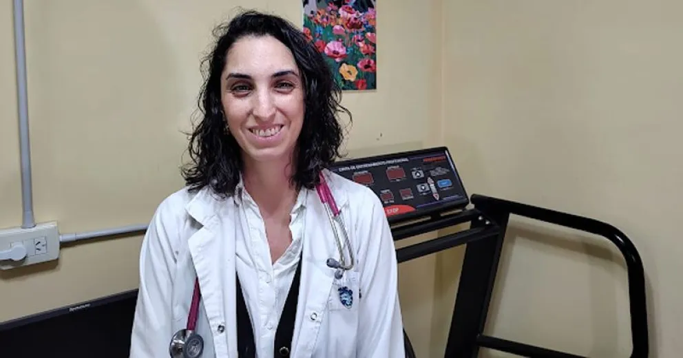 La profesional en diálogo con la prensa.