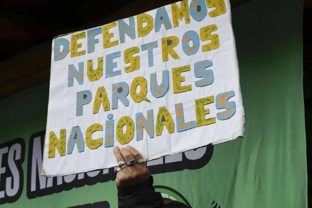 Reclamaron por falta de personal en áreas intermedias y por mejores condiciones laborales y pronunciaron su rechazo a la reforma de la ley de glaciares. Fotos Eugenia Neme.