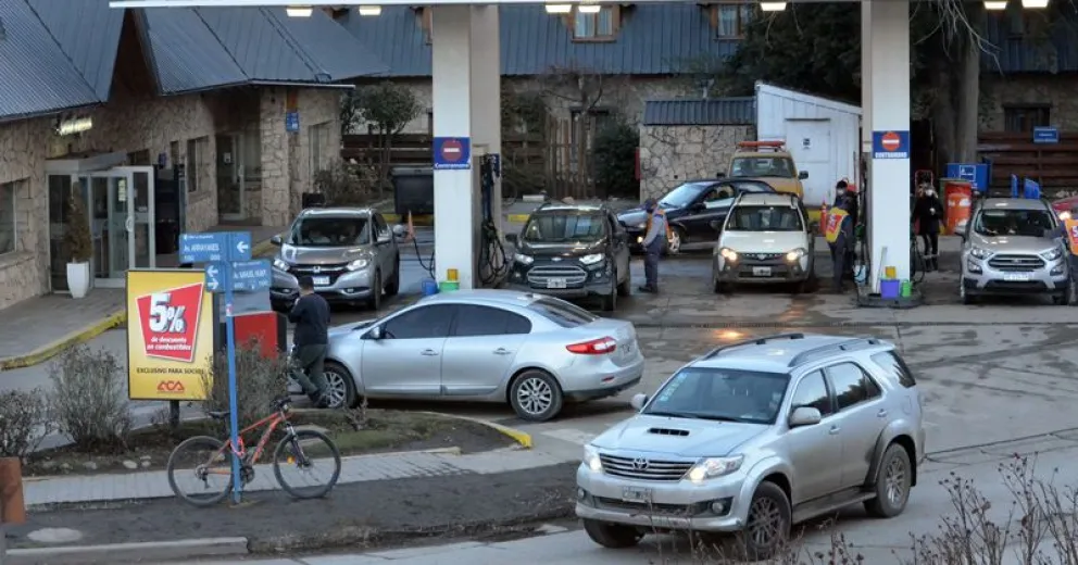 Vecinos se manifiestan en contra de la tasa.